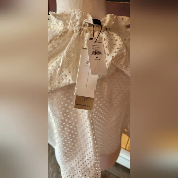 NWT: Banana Republic Textured Eyelet Blouse in off white Size Small - Picture 4 of 7